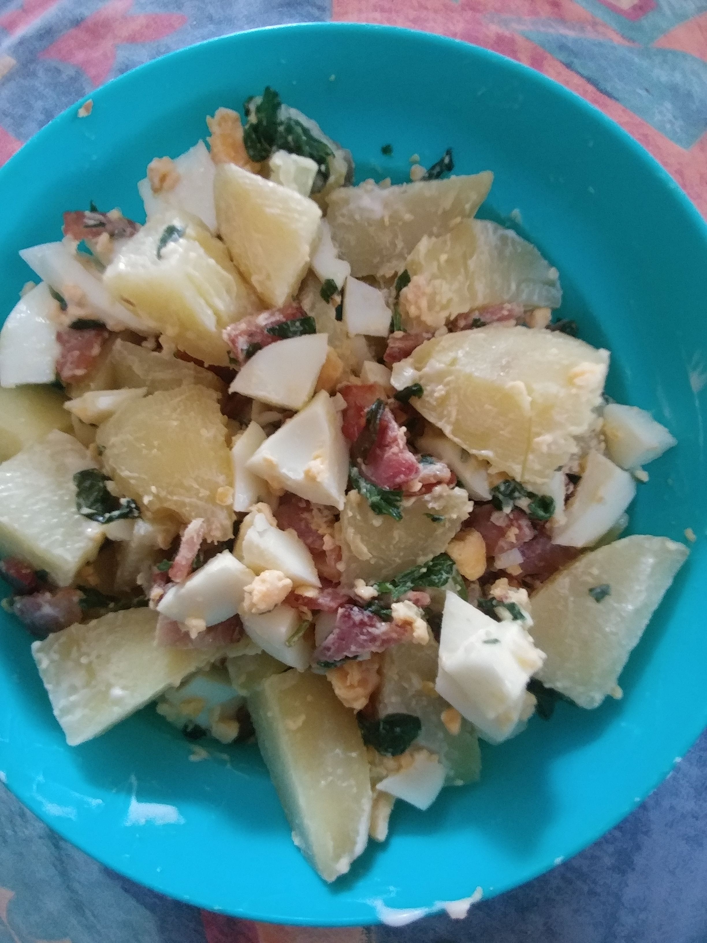 potato salad with bacon and baby spinach
